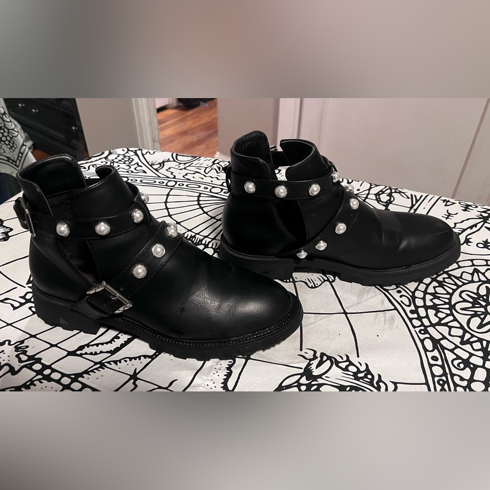 Faux Black leather pearl strap ankle bootie sz 9 excellent used condition
